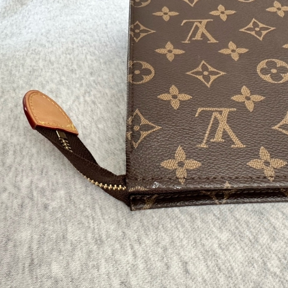 Louis Vuitton Toiletry Pouch GM - Picture 7 of 15